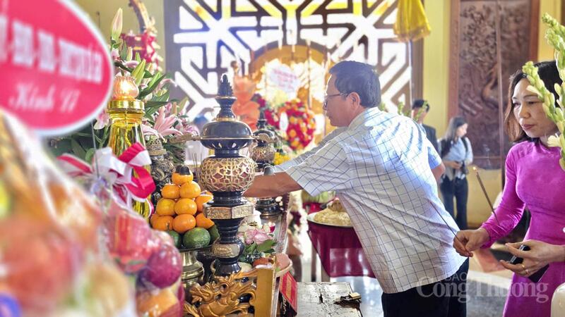 Các đại biểu thắp hương tri ân các vị Vua Hùng.