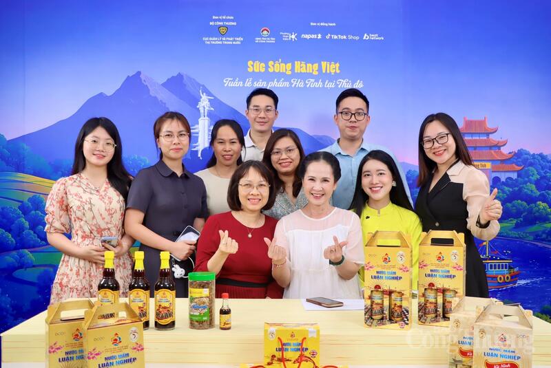 Từ tối 24/4, một làn sóng livestream đã bùng nổ ngay tại các gian hàng trên nền tảng TikTok.