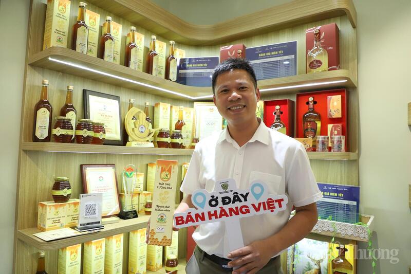 Tại đây, tinh hoa của vùng đất “núi Hồng, sông La” đã được hội tụ đầy đủ. Những sản phẩm OCOP, sản phẩm công nghiệp nông thôn tiêu biểu của Hà Tĩnh như kẹo cu đơ, trầm hương, nước mắm, bánh ram, bánh đa vừng... đã được trưng bày một cách chuyên nghiệp, bắt mắt.