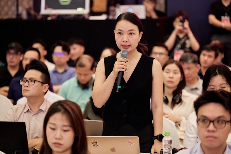 Cổ đông thảo luận, đặt câu hỏi cho lãnh đạo Techcombank.