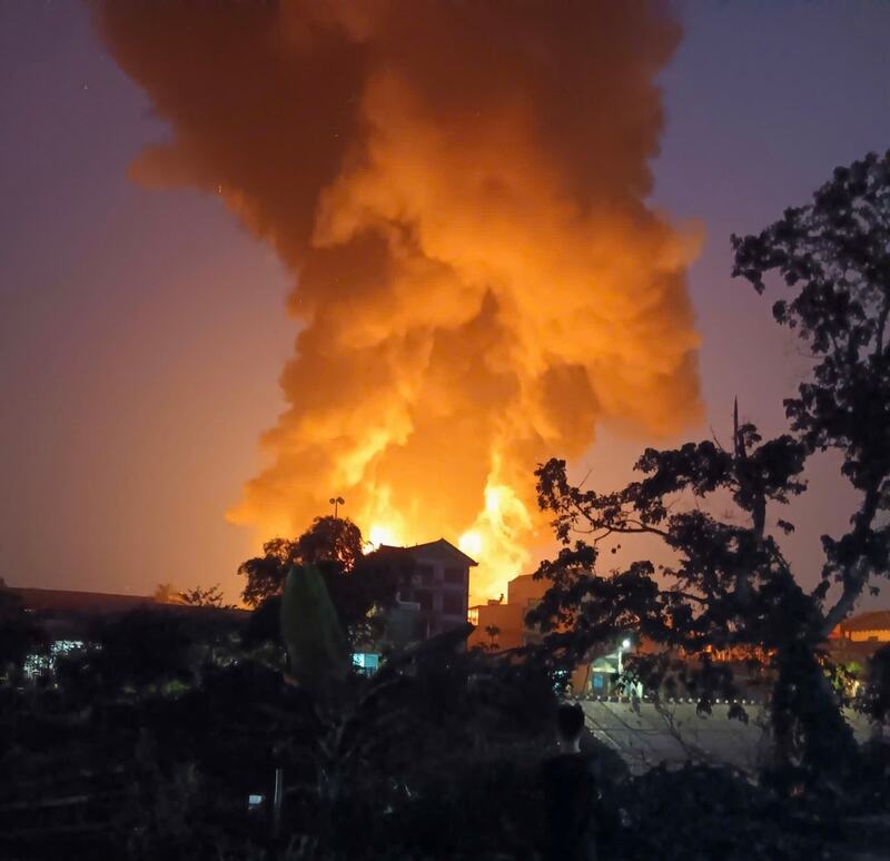 Ngọn lửa bùng phát dữ dội tại một xưởng sơn trên địa bàn xã Đông Anh (Thành phố Hà Nội). Ảnh: MK