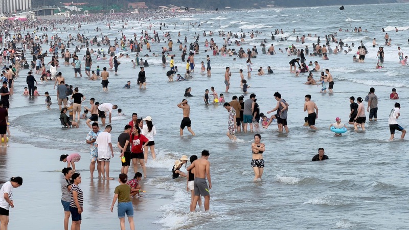 Các bãi biển gần trung tâm luôn đứng trước nguy cơ quá tải do tâm lý ngại đi xa của du khách. Ảnh: Minh Anh.