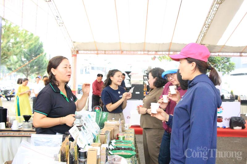 Không gian trải nghiệm lần này được xem là bước đi đúng hướng khi đưa cà phê ra khỏi phạm vi nông trại, bước vào không gian văn hóa - du lịch - tiêu dùng hiện đại. Ảnh: Hiền Mai