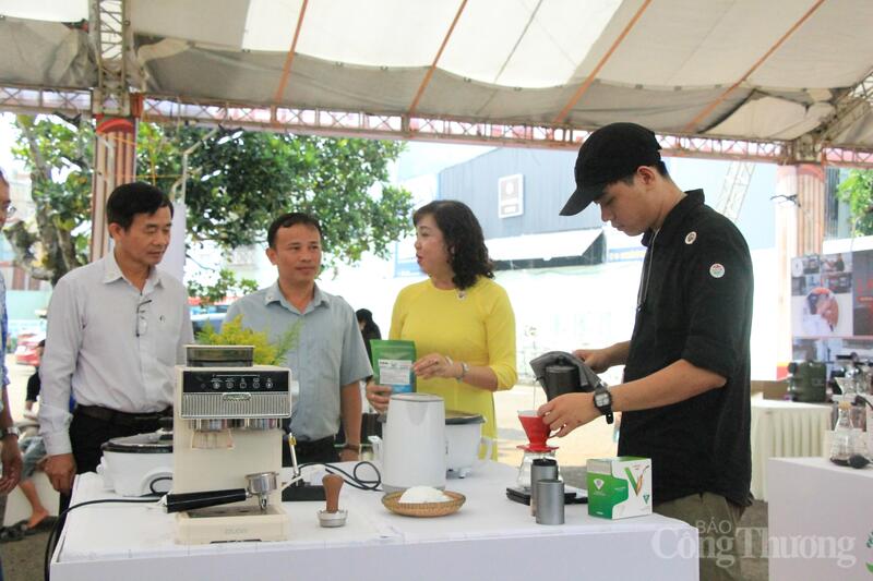 Khu vực trải nghiệm bao gồm: rang xay thủ công, xay hạt bằng cối tay, đến pha chế bằng các phương pháp như pour-over (phương pháp rót nước), phin truyền thống hay espresso hiện đại. Ảnh: Hiền Mai