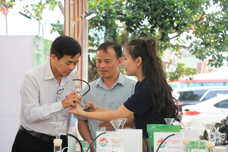 Đặc biệt, hoạt động thử nếm (cupping) giúp người tham gia “đọc vị” từng tầng hương, vị của cà phê, từ chua thanh, ngọt hậu đến độ cân bằng và hậu vị kéo dài. Ảnh: Hiền Mai