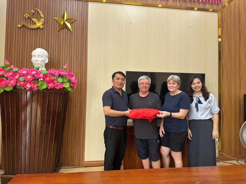 Đoàn thám hiểm hang động Hoàng gia Anh vừa phát hiện 5 chiếc rìu đá có niên đại hàng nghìn năm trong hang Én.