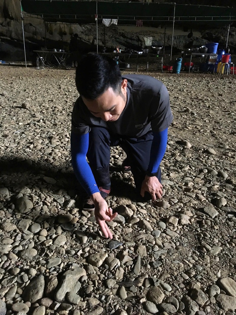 Theo thông tin ban đầu, các hiện vật được tìm thấy trong lớp trầm tích thuộc tầng văn hóa cổ, có dấu hiệu bị xáo trộn bởi dòng chảy.