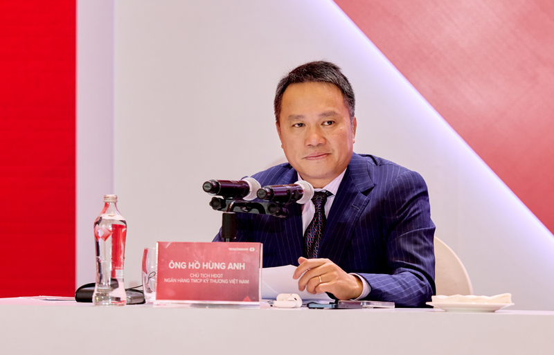 Chủ tịch HĐQT Techcombank Hồ Hùng Anh trả lời các câu hỏi của cổ đông tại đại hội.