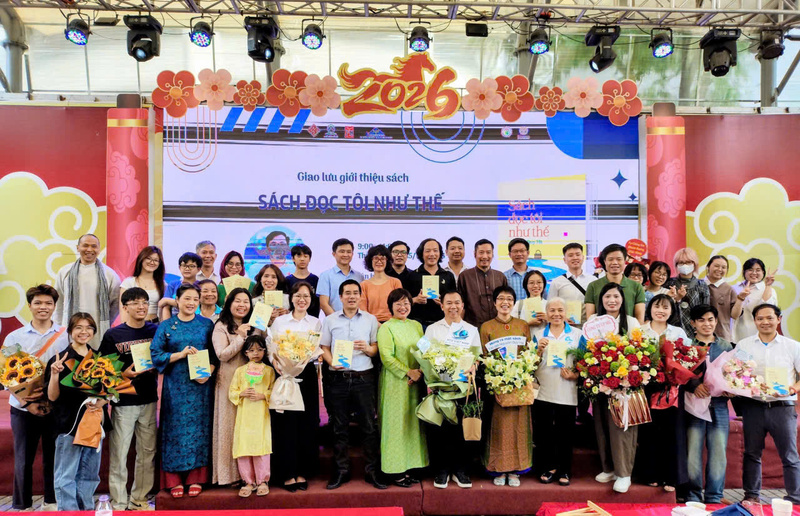 Hội phụ nữ phường Cửa Nam và đông đảo người dân tham gia hội sách.