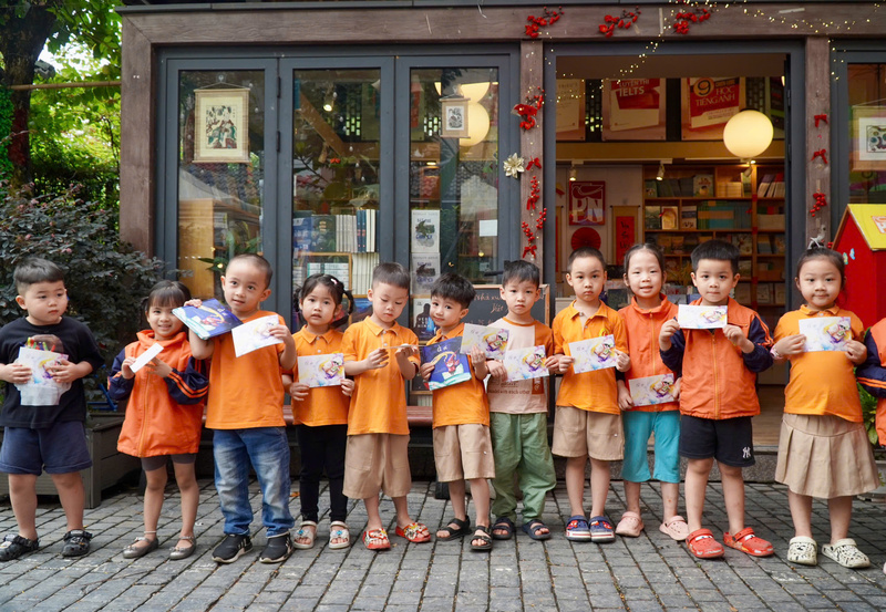 Các em học sinh và thiếu nhi tham gia trải nghiệm tại chương trình.