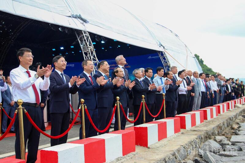 Phó Thủ tướng Thường trực Chính phủ Phạm Gia Túc cùng các đại biểu chứng kiến nghi thức Dự án đầu tư xây dựng tổng thể Bến cảng container Liên Chiểu trên biển.