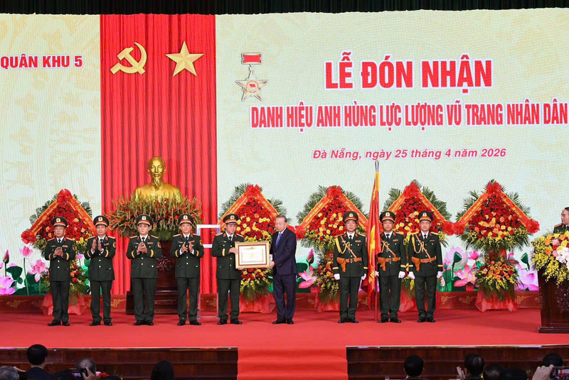 Tổng Bí thư, Chủ tịch nước Tô Lâm trao tặng danh hiệu Anh hùng Lực lượng vũ trang nhân dân cho Quân khu 5. Ảnh: Quân khu 5