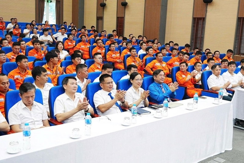 Hơn 200 cán bộ, người lao động của Công ty Điện lực Bắc Ninh tham dự hội nghị. Ảnh: Thanh Ngọc