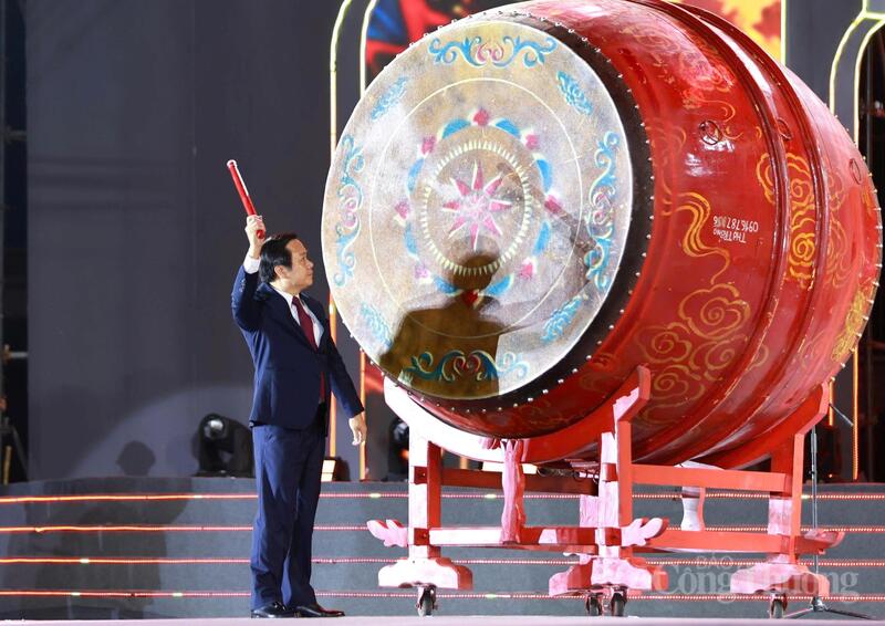 Bí thư Tỉnh ủy Hưng Yên Phạm Quang Ngọc đánh trống khai mạc lễ hội.