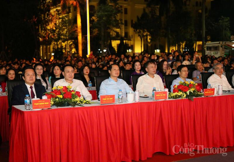 Đại biểu tham dự lễ khai mạc.