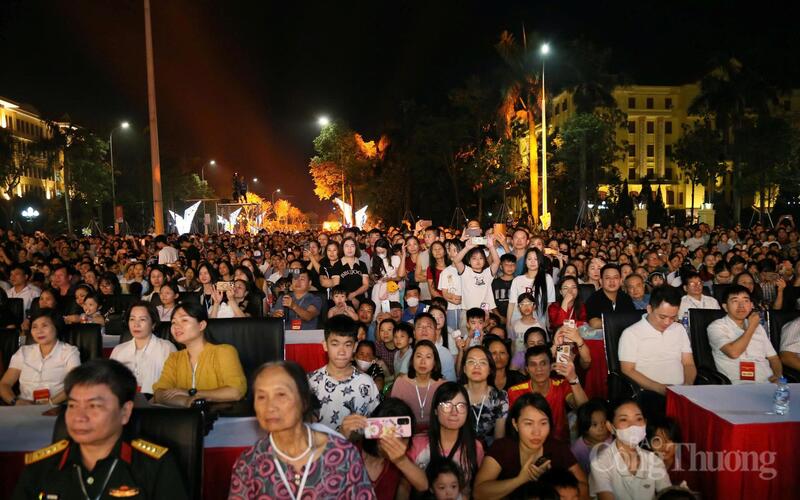 Hàng nghìn khán giả theo dõi chương trình trong không khí sôi động.