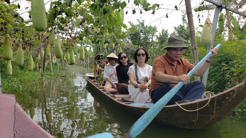 Du khách chọn tham gia vào các hoạt động bản địa để cảm nhận sâu sắc hơn giá trị của điểm đến. Ảnh: Minh Anh.