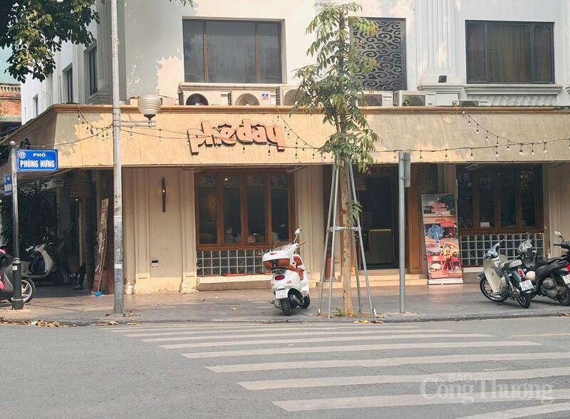 Không còn cảnh bàn ghế tràn lan ngoài vỉa hè. Hàng quán chủ động bố trí gọn gàng sau khi các quy định về trật tự đô thị được siết chặt. Ảnh: Nhật Chi