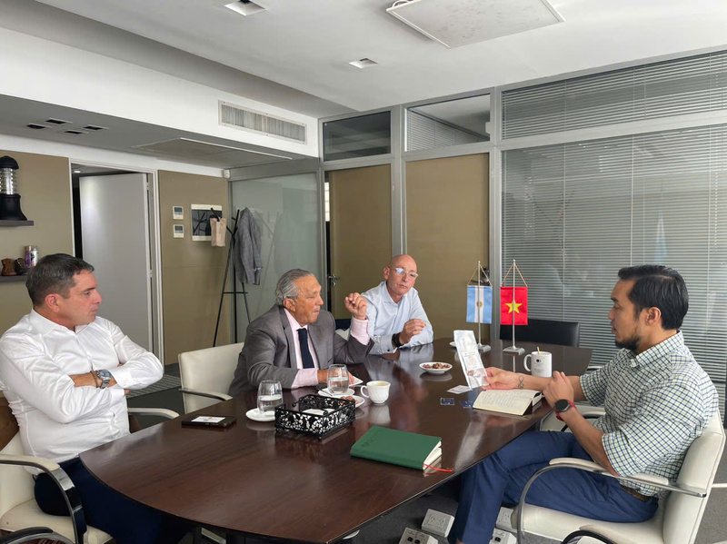 Đại diện Thương vụ Việt Nam tại Argentina (ngoài cùng bên phải) trao đổi cùng các doanh nghiệp tỉnh Santa Fe (Argentina).