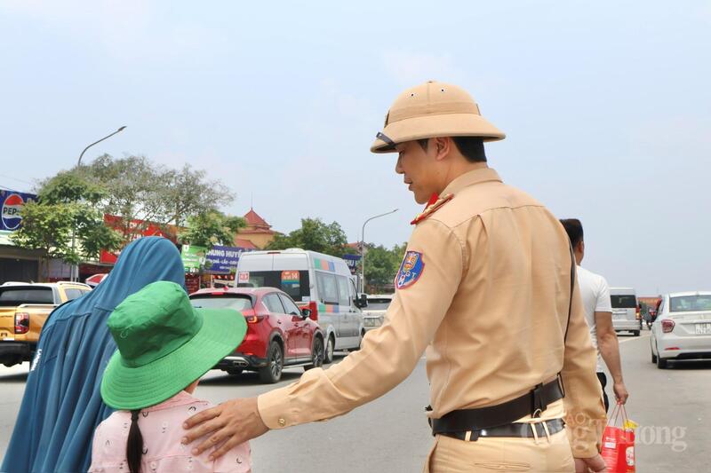 Lực lượng chức năng luôn túc trực các khu vực để phân luồng giao thông, phát nước miễn phí và hướng dẫn du khách đảm bảo trật tự, an toàn.