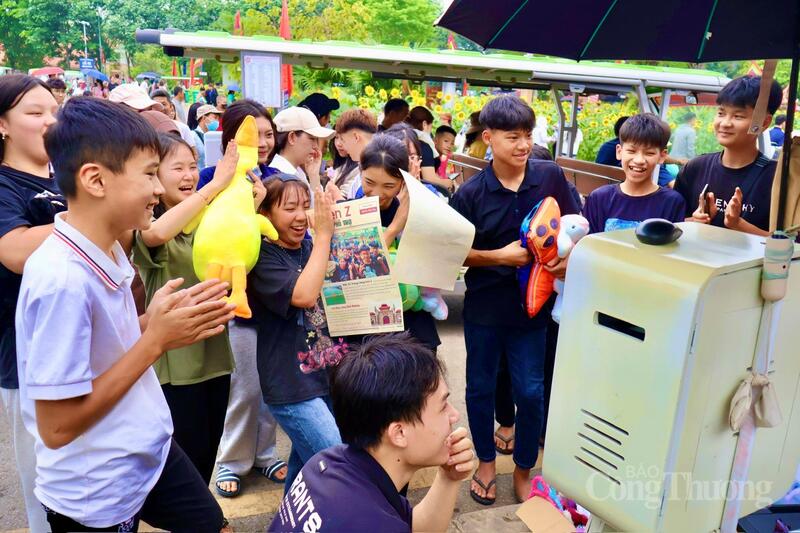 Hàng nghìn người dân đổ về Đền Hùng trước ngày Giỗ Tổ - 4