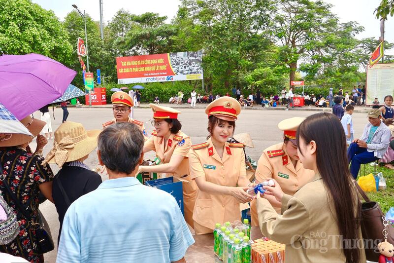 Hàng nghìn người dân đổ về Đền Hùng trước ngày Giỗ Tổ - 14