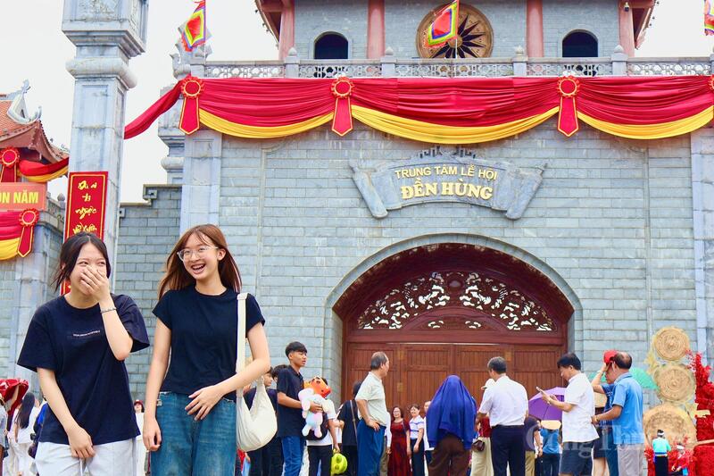 Hàng nghìn người dân đổ về Đền Hùng trước ngày Giỗ Tổ - 5