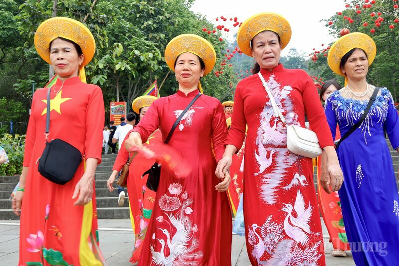 Người dân xúng xính váy áo, khuôn mặt rạng rỡ hòa mình vào không khí lễ hội.