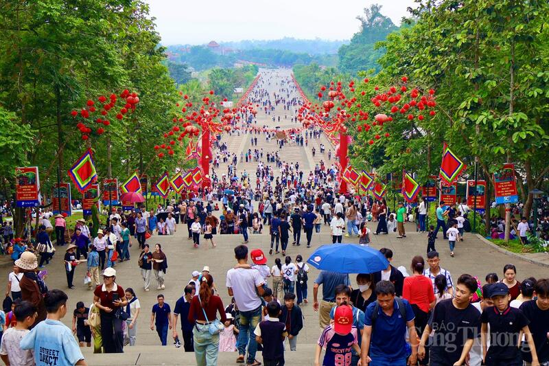 Hàng nghìn người dân đổ về Đền Hùng trước ngày Giỗ Tổ - 1