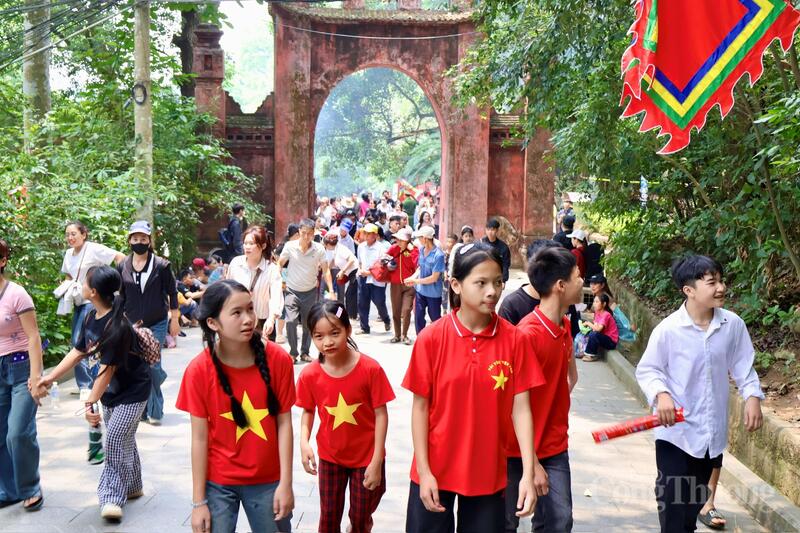 Ngày 25/4 (trước chính lễ Giỗ Tổ Hùng Vương một ngày), dòng người tấp nập đổ về Đền Hùng.