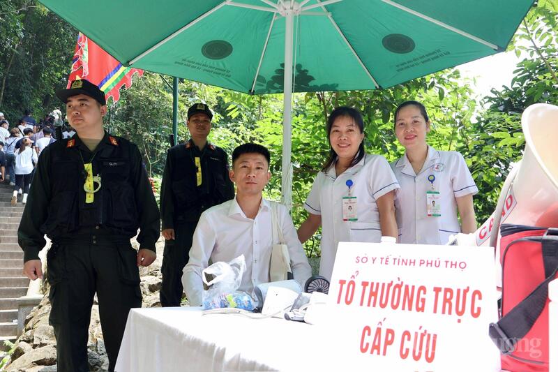 Hàng nghìn người dân đổ về Đền Hùng trước ngày Giỗ Tổ - 16