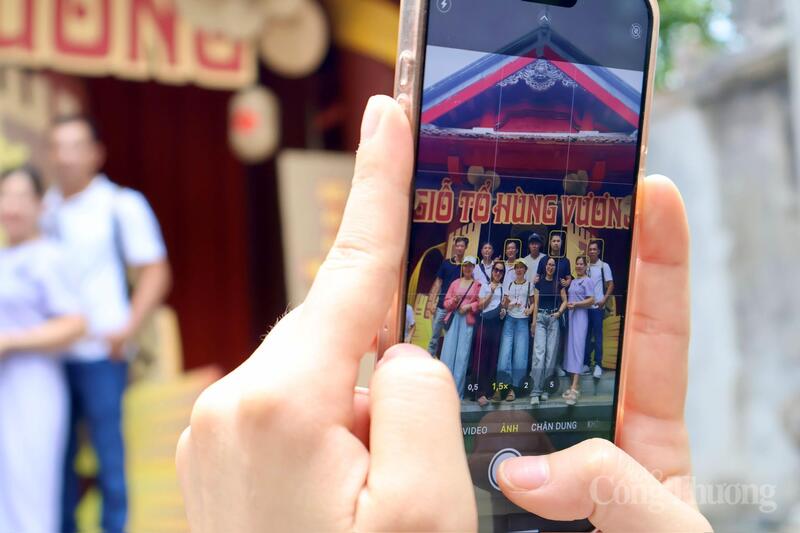 Hàng nghìn người dân đổ về Đền Hùng trước ngày Giỗ Tổ - 11