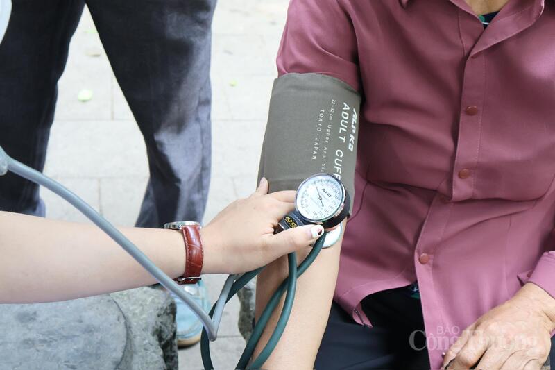 Nhân viên y tế có mặt tại các điểm hỗ trợ, kiểm tra sức khỏe cho du khách. Ảnh: Phương Hà, Thuý Hường