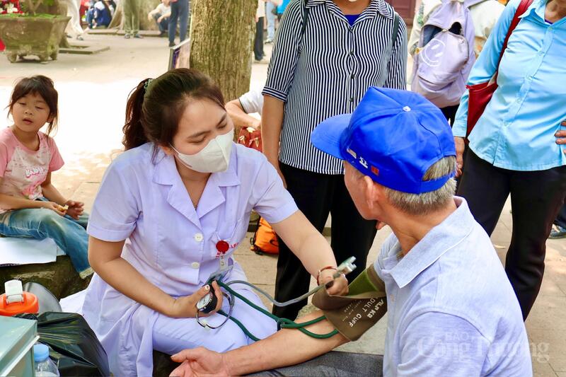 Hàng nghìn người dân đổ về Đền Hùng trước ngày Giỗ Tổ - 17