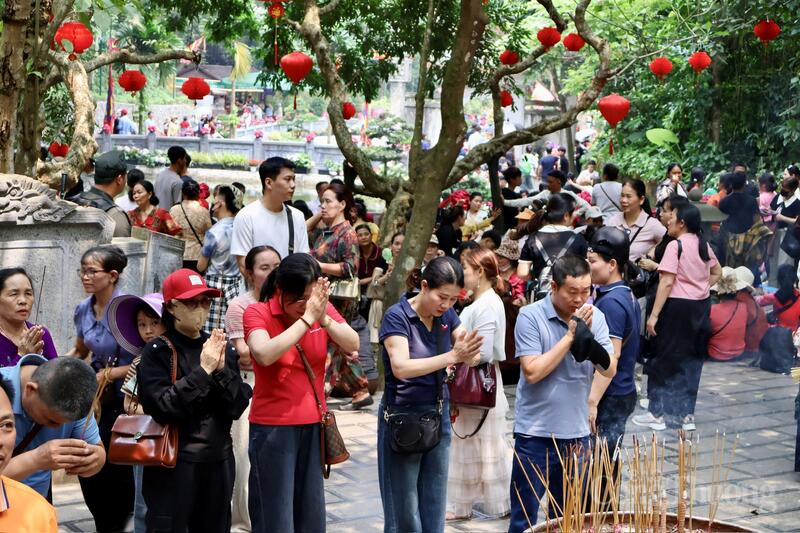 Hàng nghìn người dân đổ về Đền Hùng trước ngày Giỗ Tổ - 8