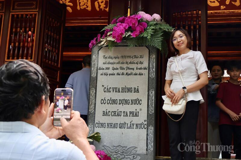 Hàng nghìn người dân đổ về Đền Hùng trước ngày Giỗ Tổ - 10