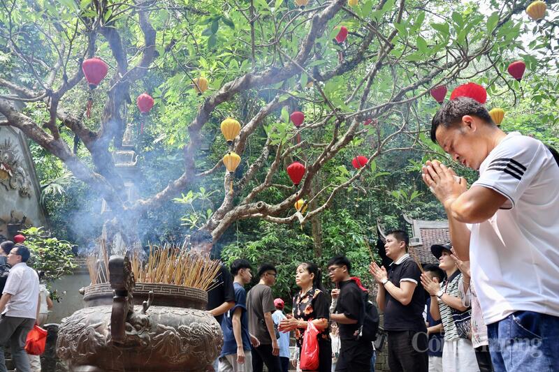 Người dân thành kính dâng hương tại các điểm hành lễ chính như đền Hạ, đền Trung và đền Thượng.