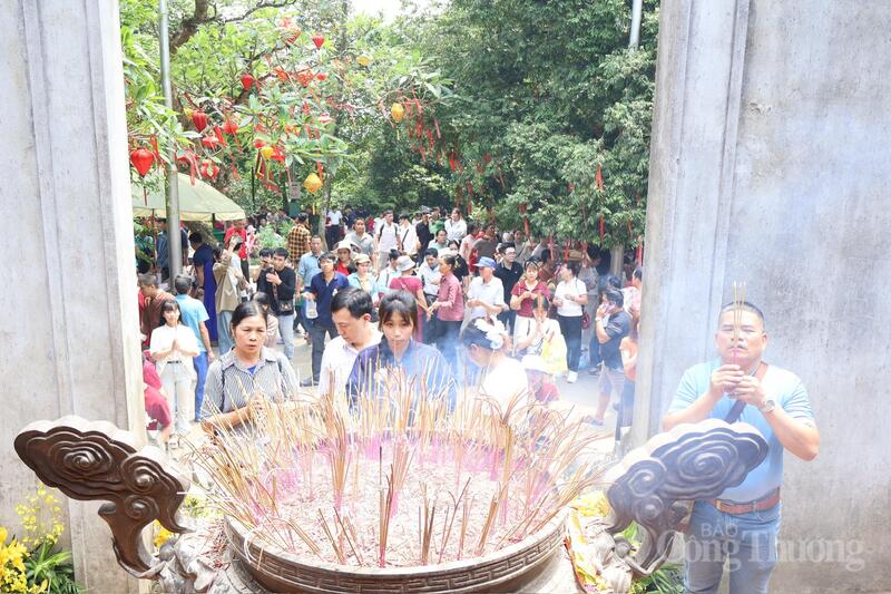 Hàng nghìn người dân đổ về Đền Hùng trước ngày Giỗ Tổ - 7