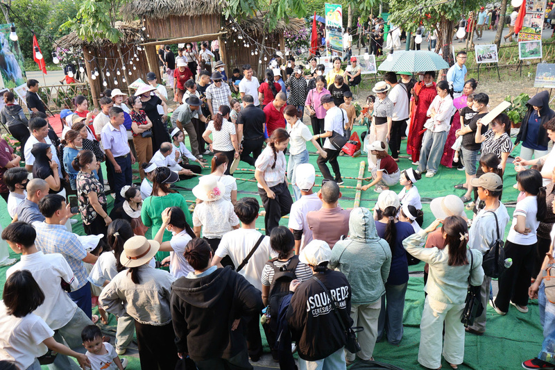 Hội trại văn hóa Đền Hùng sôi động, đông kín du khách dịp Giỗ Tổ Hùng Vương - 7