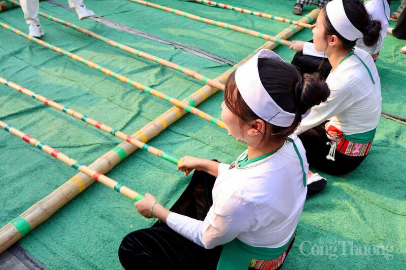 Khu vực nhảy sạp tại nhà sàn truyền thống trại văn hoá cụm số 11 thu hút đông đảo du khách.