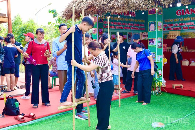 Hoạt động đi cà kheo, trò chơi dân gian truyền thống tại trại văn hoá cụm 12.