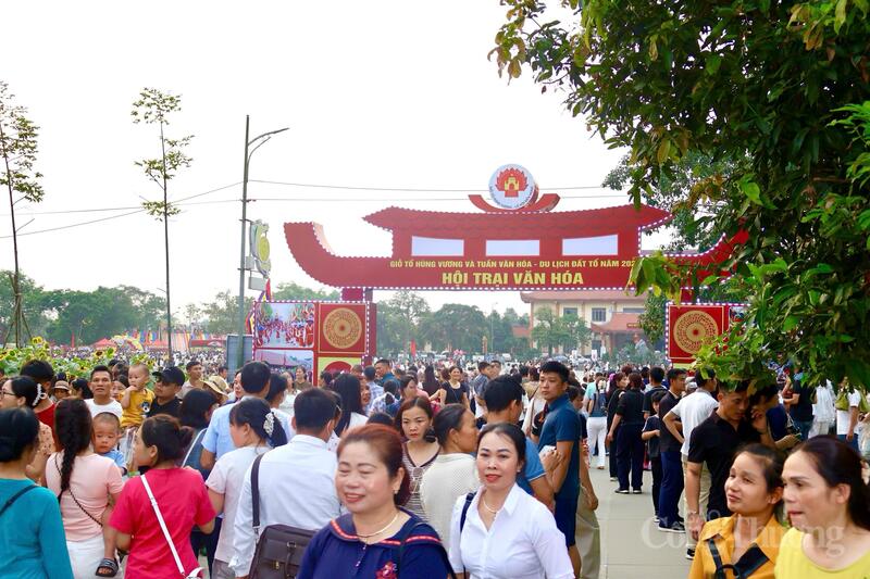 Hội trại văn hóa Đền Hùng sôi động, đông kín du khách dịp Giỗ Tổ Hùng Vương - 1