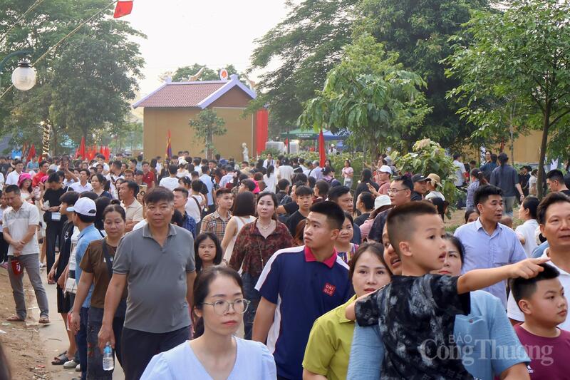 Dòng người nườm nượp đổ về khu hội trại văn hóa trong khuôn khổ Giỗ Tổ Hùng Vương năm 2026.