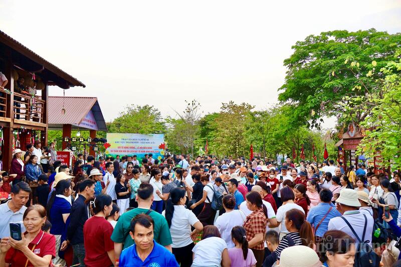 Hội trại văn hóa Đền Hùng sôi động, đông kín du khách dịp Giỗ Tổ Hùng Vương - 6
