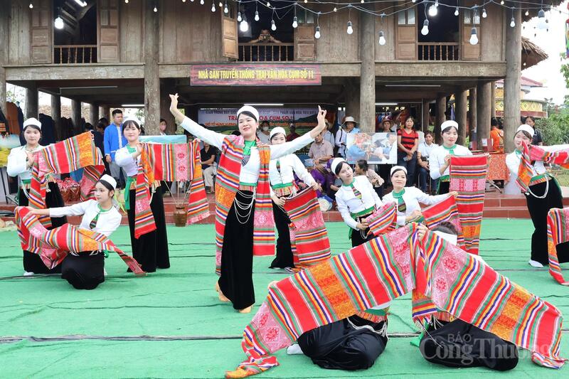 Hội trại văn hóa Đền Hùng sôi động, đông kín du khách dịp Giỗ Tổ Hùng Vương - 4