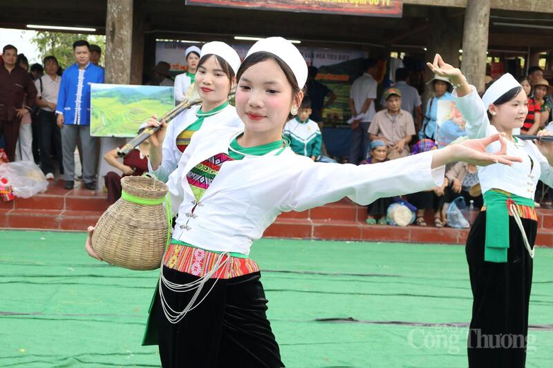 Các tiết mục trình diễn nghệ thuật dân gian rực rỡ sắc màu trong khuôn khổ hội trại.