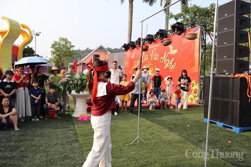 Hội trại văn hóa Đền Hùng sôi động, đông kín du khách dịp Giỗ Tổ Hùng Vương - 11