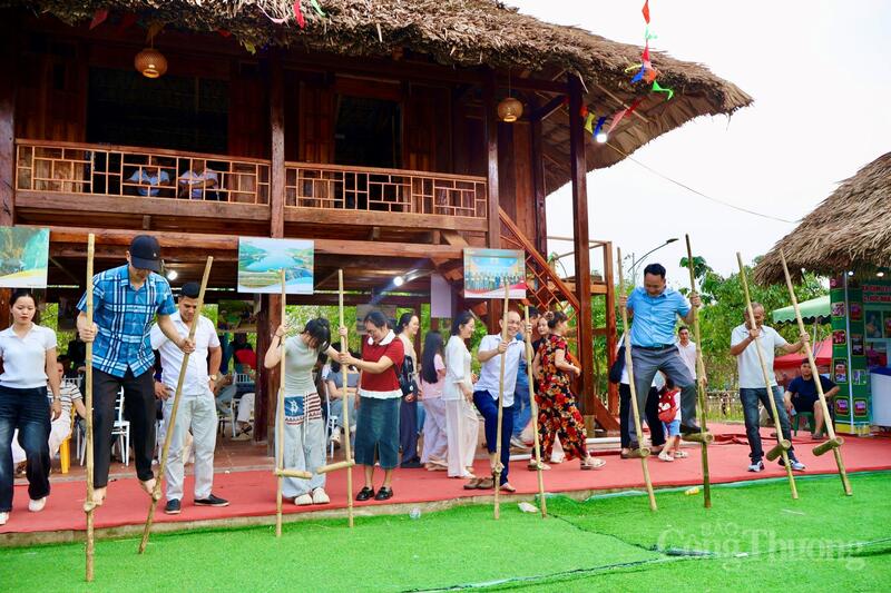 Hội trại văn hóa Đền Hùng sôi động, đông kín du khách dịp Giỗ Tổ Hùng Vương - 9