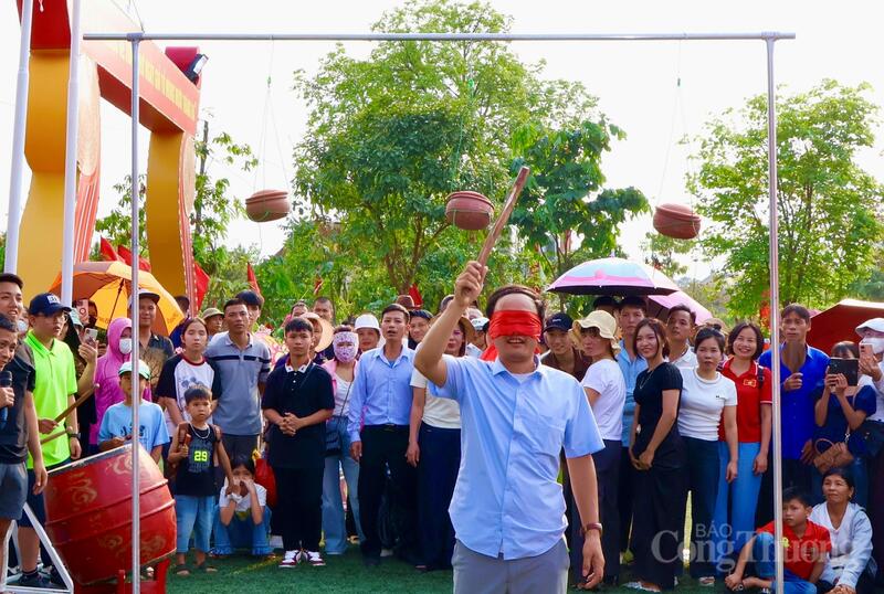 Du khách hào hứng tham gia trò chơi dân gian đập niêu đất tại hội trại văn hóa cụm số 3.