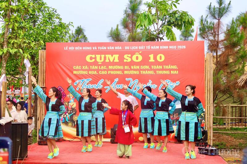 Không gian văn hóa đa sắc màu tại các hội trại thu hút đông đảo du khách tham quan, trải nghiệm. Ảnh: Thuý Hường